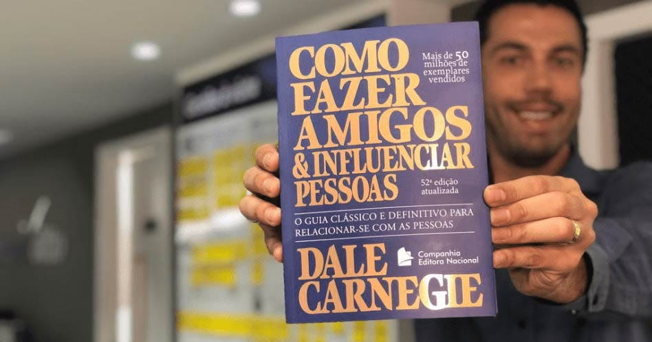 书名《卡内基沟通与人际关系 - 如何赢得友谊和影响他人》 - Dale Carnegie